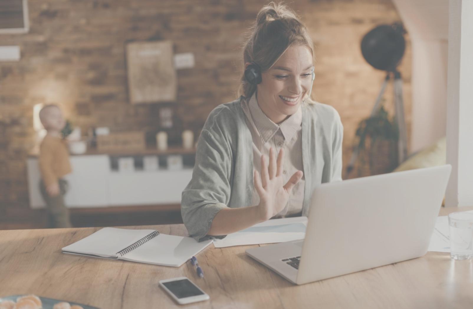 Modernes Büro mit Finanzplanungssoftware auf Bildschirmen