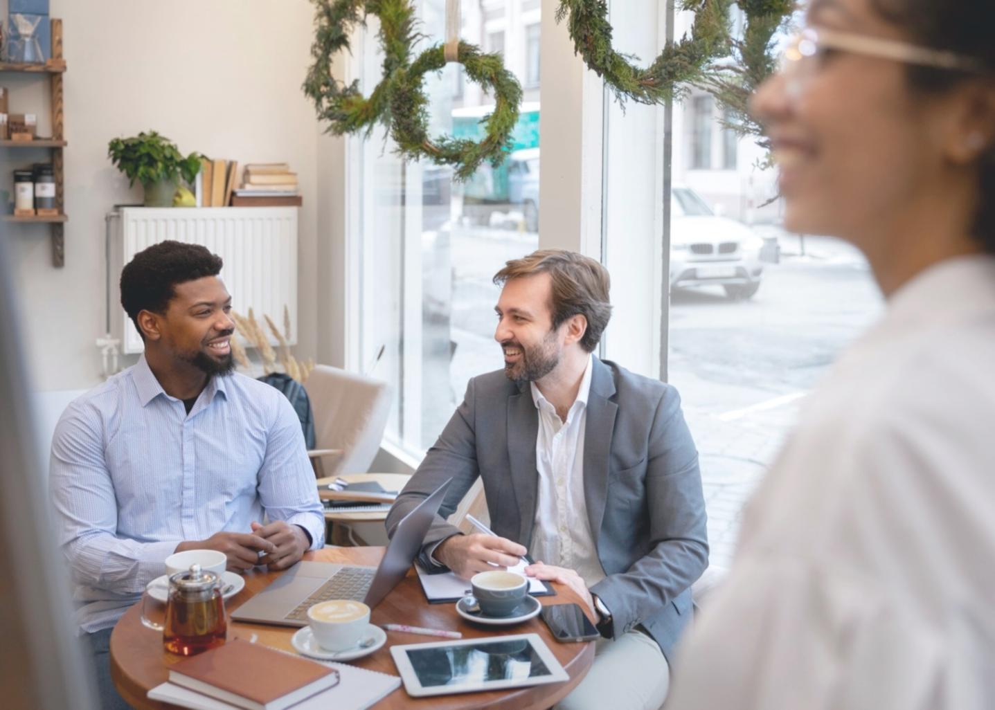Besprechung von Finanzprognosen im Team