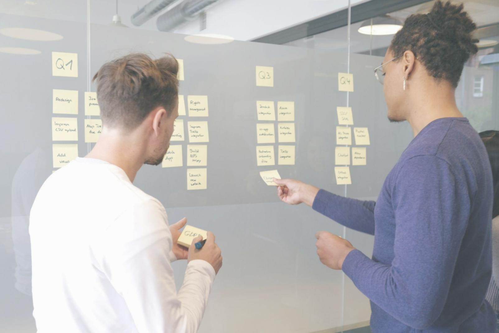 Team bei der Arbeit an Finanzplanungslösungen